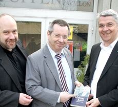 Buchvorstellung in Bensberg von links: Gerd-Josef Pohl, Dr. Stephan Eisel, Brgermeister Lutz Urbach (Foto: Hogenacker)
